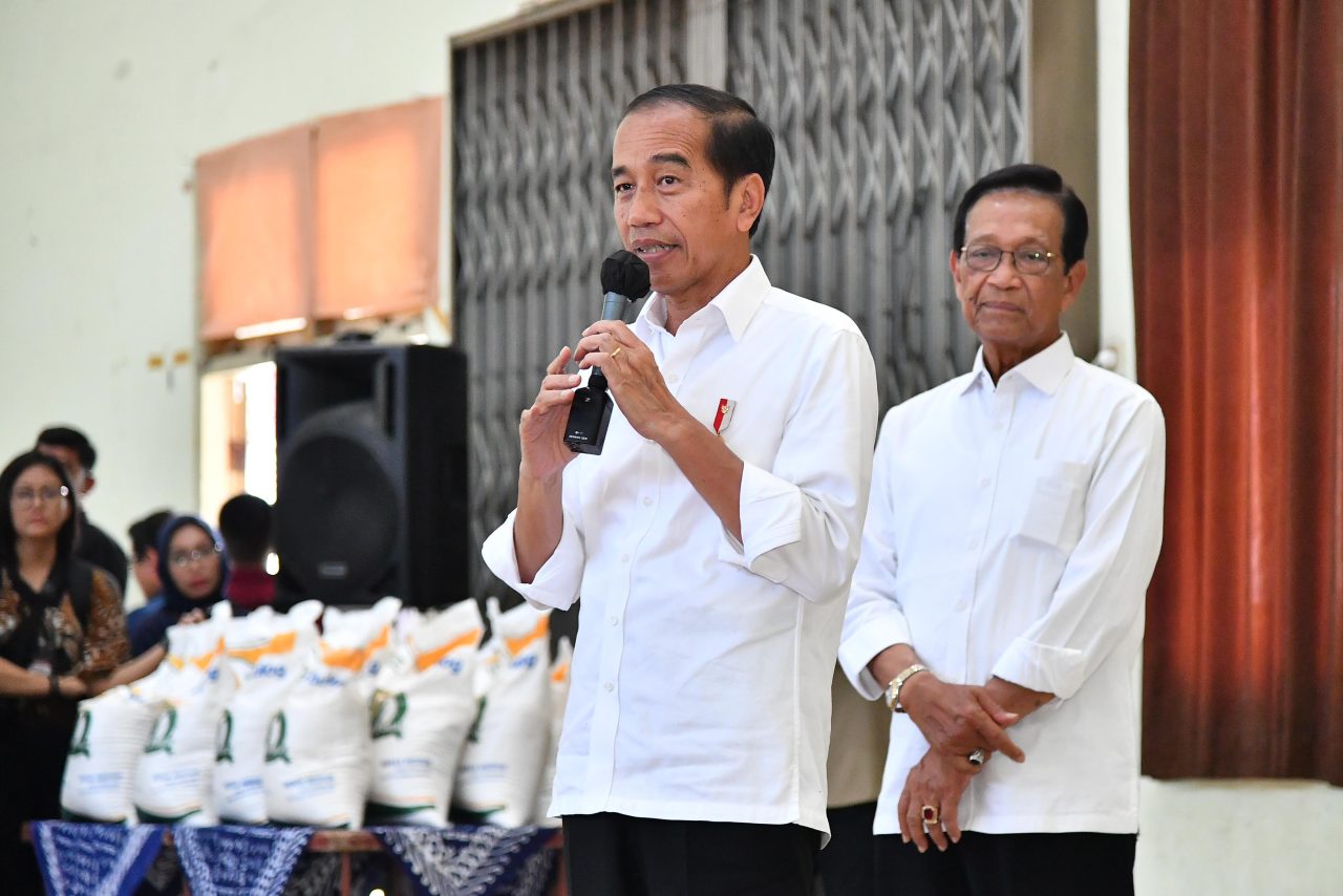 Presiden Jokowi menyerahkan bantuan cadangan pangan pemerintah kepada masyarakat penerima manfaat di Sleman. (Foto/BPMI).