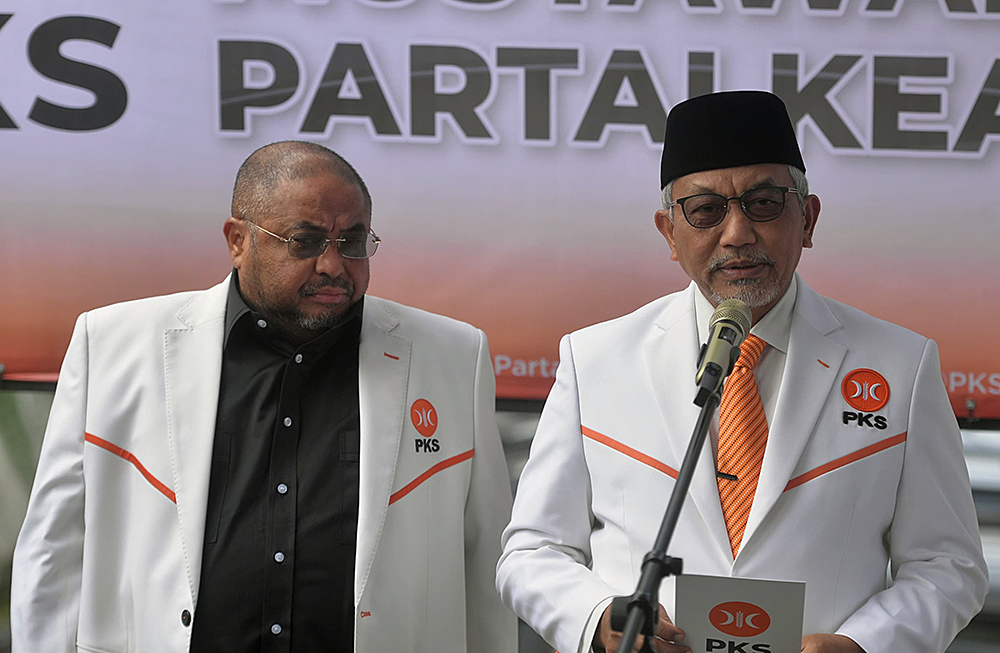 Sekjen PKS Habib Aboe (kiri) mendampingi Presiden PKS Ahmad Syaikhu saat menyampaikan keterangan pers di Kantor DPP, Jakarta, Sabtu (10/8/2024). (BeritaNasional/Elvis Sendouw)