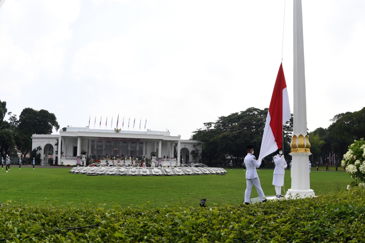 Pengibran bendera di Istana. (Foto/BPMI)