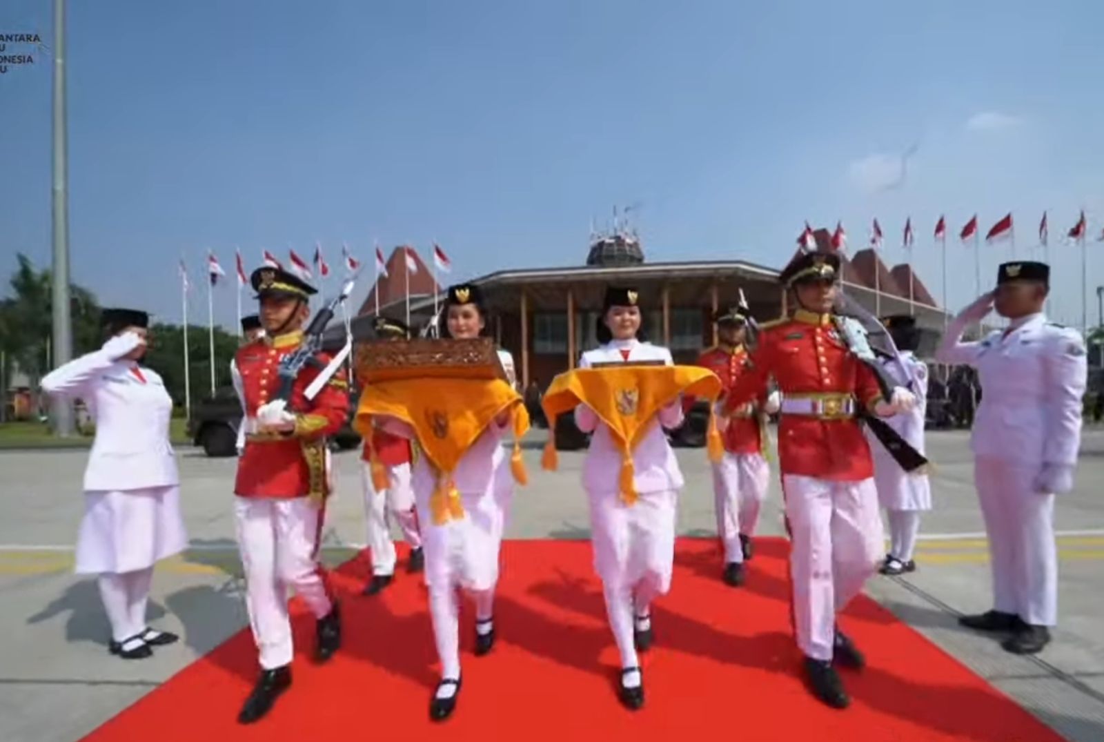 Prosesi kirab bendera dan teks proklamasi terbang menuju IKN. (Foto/tangkapan layar YouTube Sekretariat Presiden).