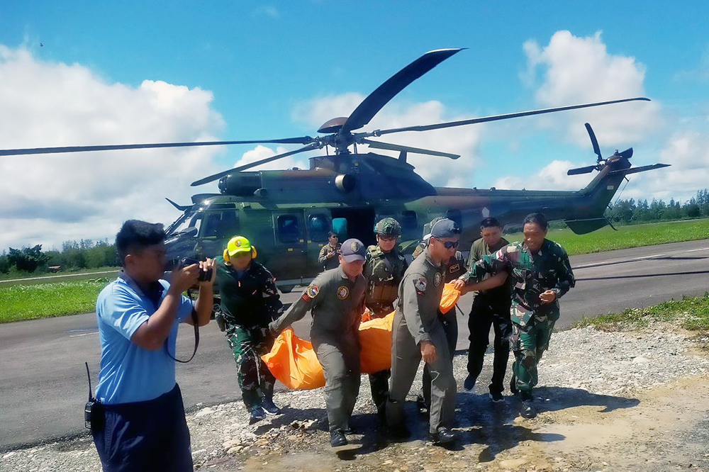 TNI berhasil mengevakuasi jenazah Pilot PT Intan Angkasa Air, Glen Malcolm Conning dan 13 orang  selamat. (BeritaNasional/HO/Elvis Sendouw)