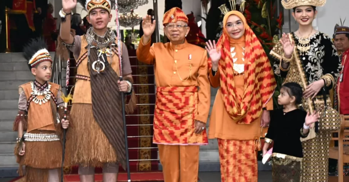 Wapres Ma'ruf Amin (baju adat Pontianak) bersama Wakil Presiden Terpilih Gibran Rakabumingraka (baju adat Papua). (Foto/tangkapan layar YouTube)