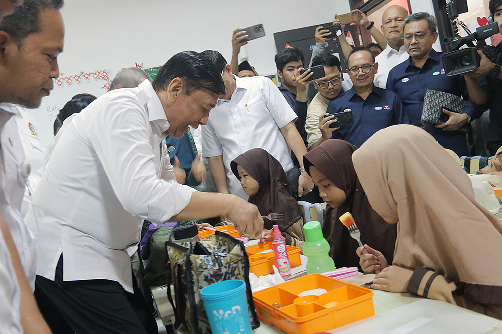 Ketua Dewan Pertimbangan Presiden Wiranto meninjau uji coba pelaksanaan program makan bergizi gratis. (BeritaNasional/Elvis Sendouw)