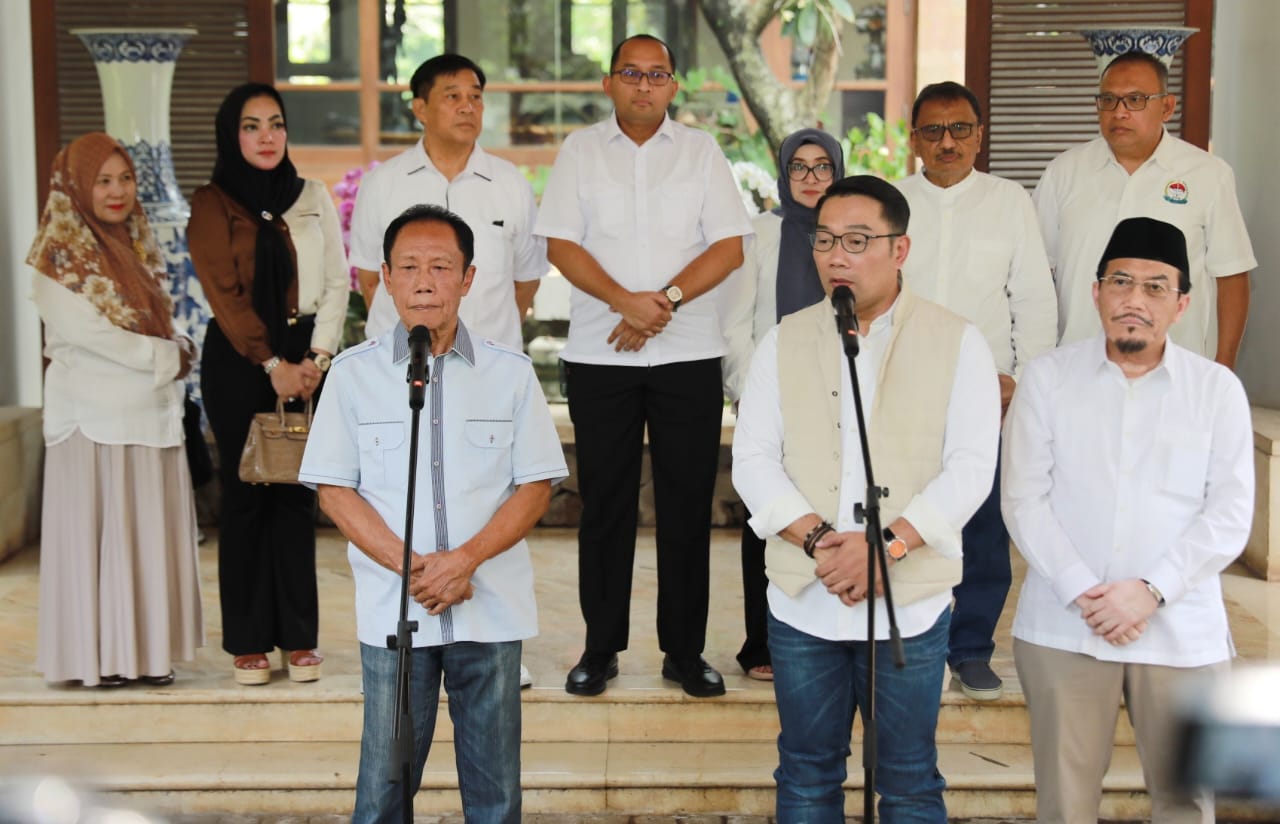 Mantan gubernur Jakarta Sutiyoso(kiri) saat bertemu dengan cagub-cawagub Jakarta, Ridwan Kamil dan Suswono. (Foto/Tim Media RK)