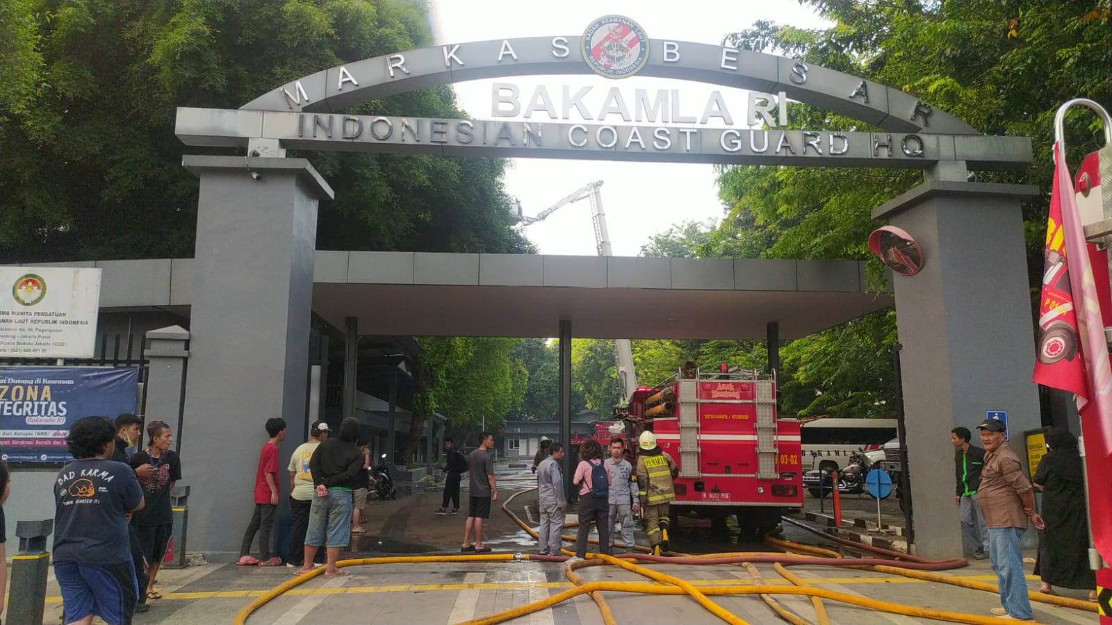 Petugas pemadam kebakaran sedang memadamkan api di Gedung Bakamla. (BeritaNasional/Oke Atmaja).