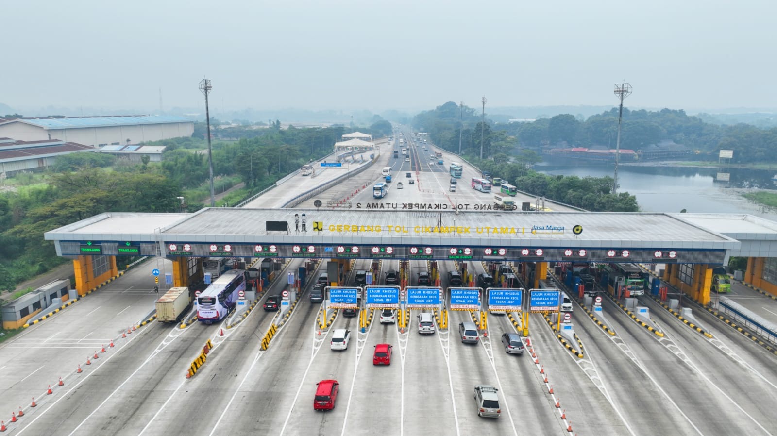 Situasi di gerbang tol Cikampek Utama. (Foto/Jasa Marga).