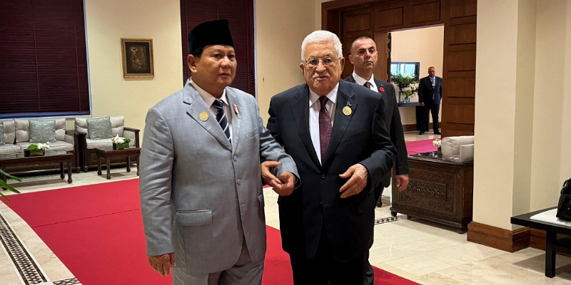 Presiden Palestina (kanan) Mahmoud Abbas bergandengan dengan Presiden Terpilih Indonesia Prabowo Subianto di acara KTT Gaza. (Foto/Tim Media Prabowo)