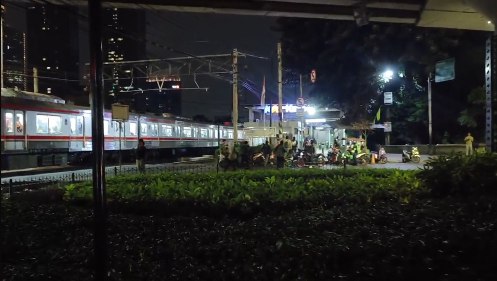 KRL alami gangguan dan tertahan di sekitar Stasiun Karet. (BeritaNasional/Aco).