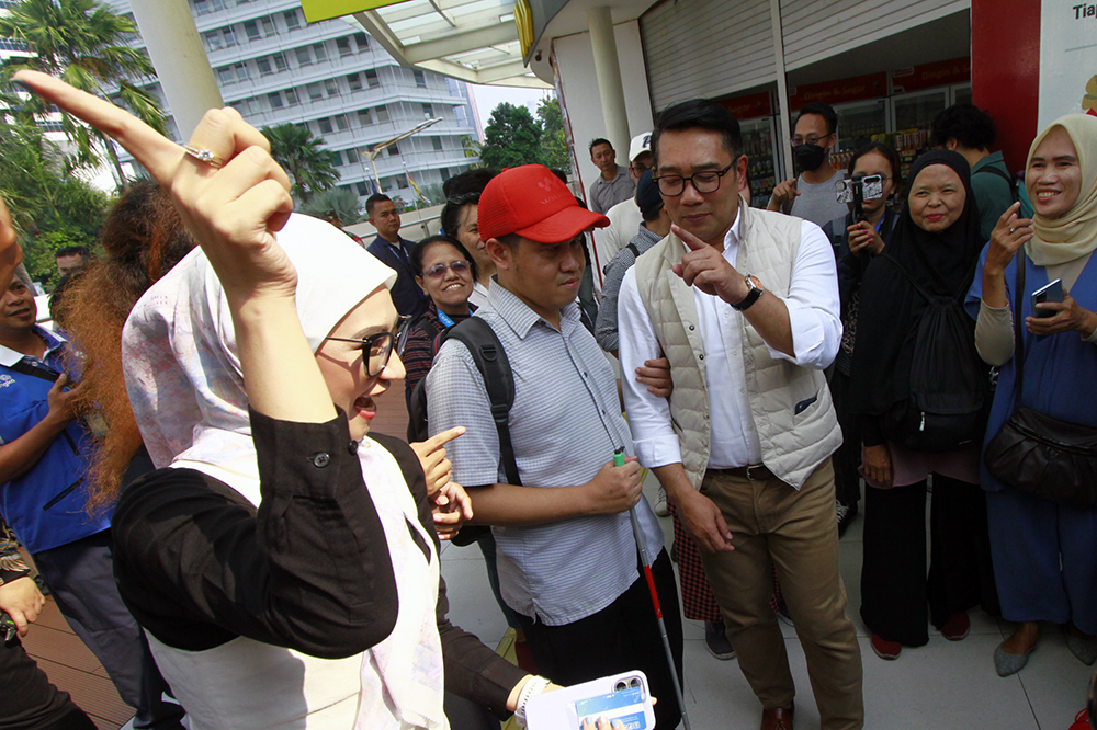 Bakal calon Gubernur Jakarta meninjau fasilitas umum untuk  disabilitas di Jakarta. (BeritaNasional/Elvis Sendouw)