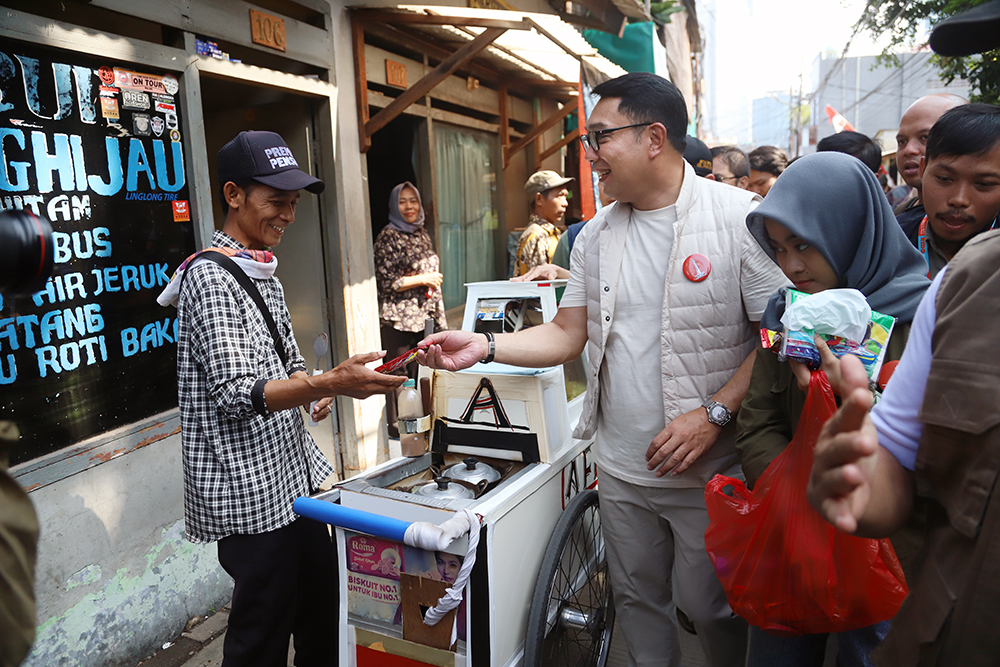 Calon Gubernur Jakarta nomor urut 1 Ridwan Kamil blusukan ke pemukiman Pancoran. (BeritaNasional/Elvis Sendouw)