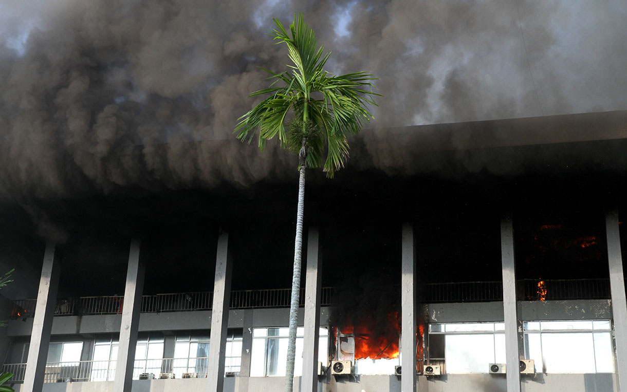 Petugas pemadam kebakaran sedang memadamkan api di Gedung Bakamla, Jakarta, Minggu (29/9/2024). (BeritaNasional.com/Oke Atmaja)