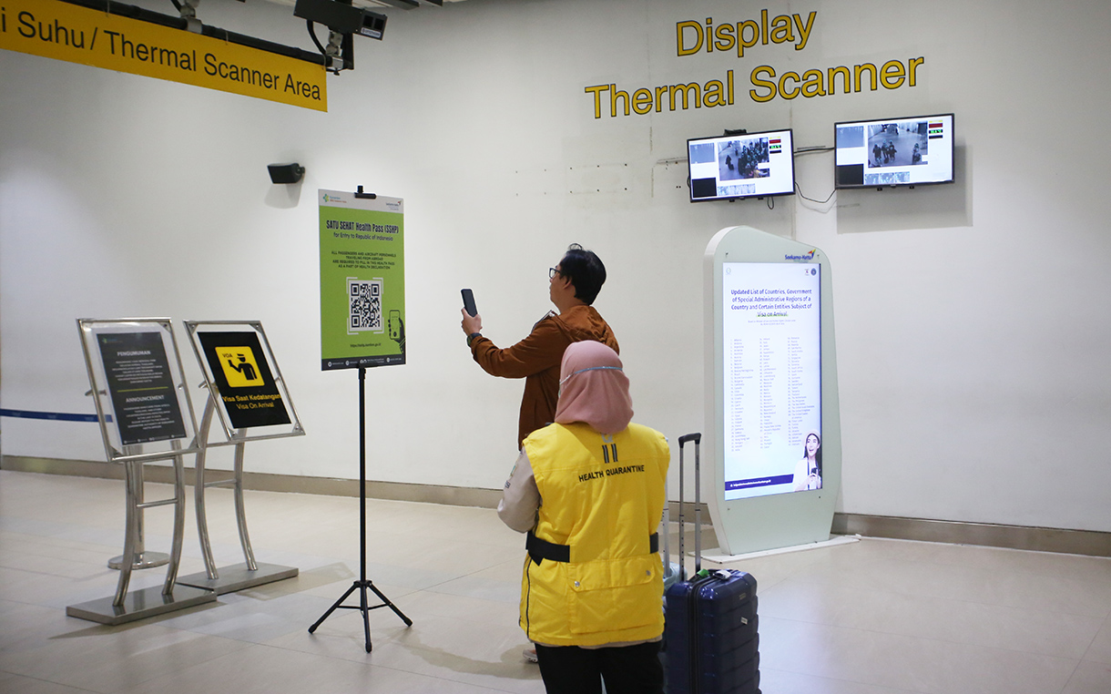 Penumpang dari luar negeri melintas di area pemindai suhu tubuh milik Balai Besar Kekarantinaan Kesehatan (BBKK) Soekarno-Hatta setibanya di Terminal 3 Internasional Bandara Soekarno Hatta, Tangerang, Banten, Minggu (15/9/2024).  (BeritaNasional.com/ Oke Atmaja)