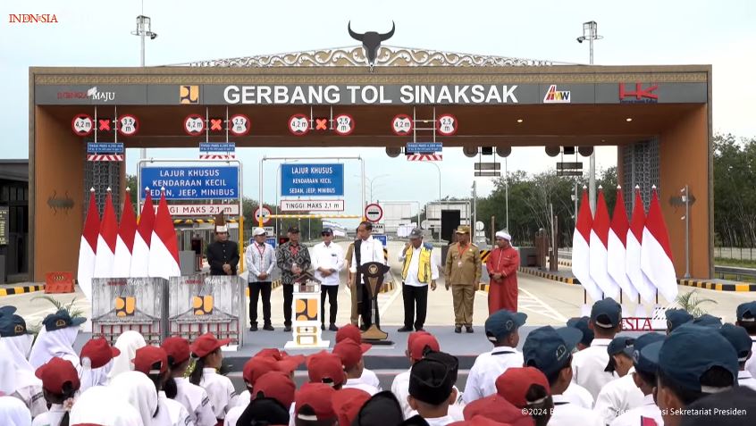 Momen Presiden Jokowi resmikan 2 segmen baru jalan Tol Trans Sumatra di Sumatra Utara. (BeritaNasional/Tangkapan layar YouTube BPMI Setpres)