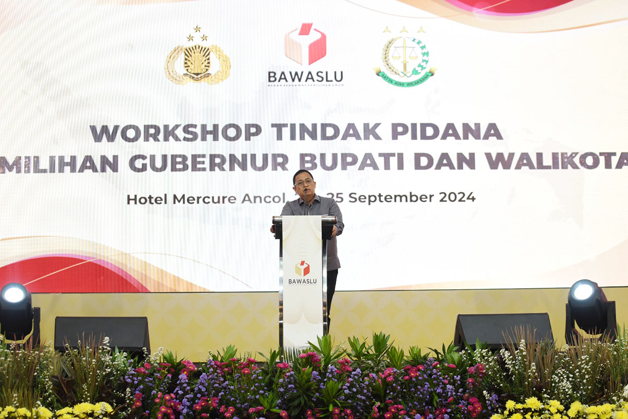 Anggota Badan Pengawas Pemilu atau Bawaslu RI, Puadi memberikan sambutan dalam ‘Workshop Tindak Pidana Pemilihan Gubernur, Bupati, Wali Kota’, di Jakarta, Senin (23/4/2024). (BeritaNasional.com/ho/ Oke Atmaja)