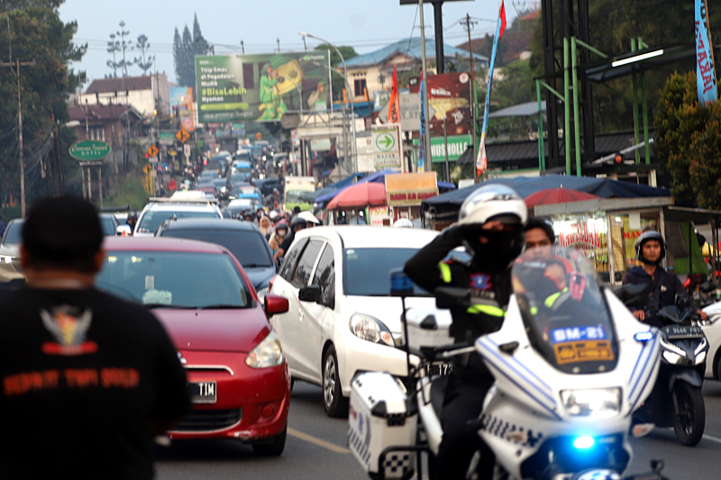 Polisi patroli mengatur lalu lintas di kawasan Puncak, Bogor. (BeritaNasional/Elvis Sendouw)