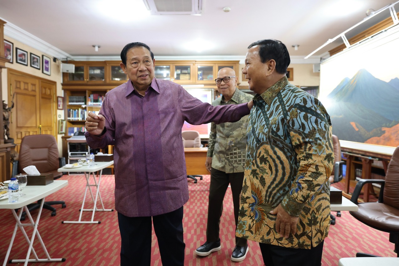 Presiden terpilih Prabowo Subianto (kanan) dan  Ketua Majelis Tinggi Partai Demokrat dan Presiden keenam RI Susilo Bambang Yudhoyono (kiri). (Foto/istimewa).