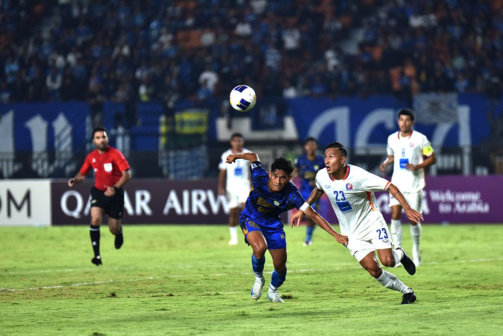 Pemain Persib Bandung berebut bola dengan Port FC. (Foto/Persib)