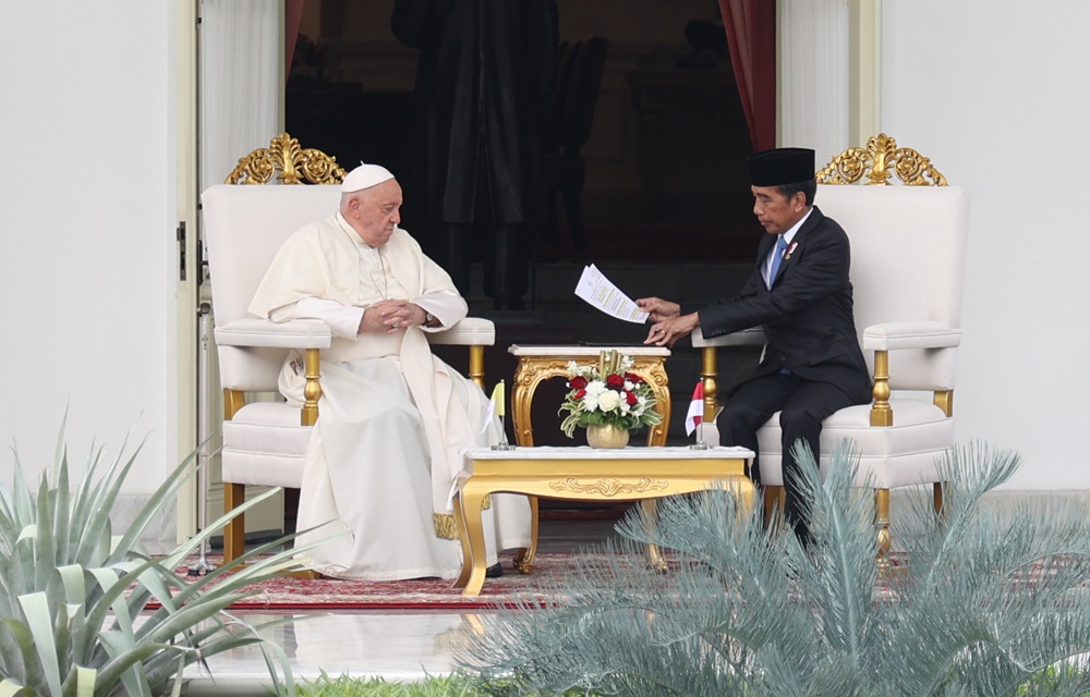 Puas Fransiskus (kiri) dan Presiden Jokowi (kanan). (Foto/INDONESIA PAPAL VISIT COMMITTEE)