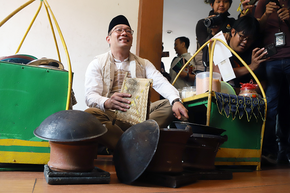 Bakal calon gubernur (Bacagub) Jakarta Ridwan Kamil  bertemu mantan Gubernur Jakarta Fauzi Bowo di Setu Babakan. (BeritaNasional/Elvis Sendouw)