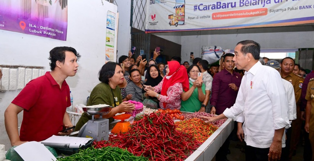 Presiden Jokowi saat berkunjung ke Pasar Raya Lubuk Pakam. (Foto/BPMI)