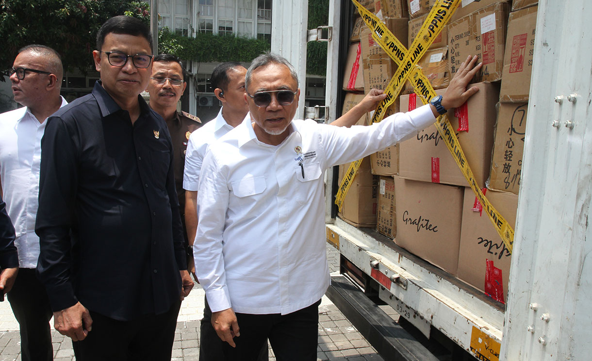 Menteri Perdagangan Zulkifli Hasan (kanan) bersama Kepala Badan POM Taruna Ikrar (kiri) meninjau barang bukti kosmetik impor ilegal di Kantor BPOM, Jakarta, Senin (30/9/2024). (BeritaNasional.com/Oke Atmaja)