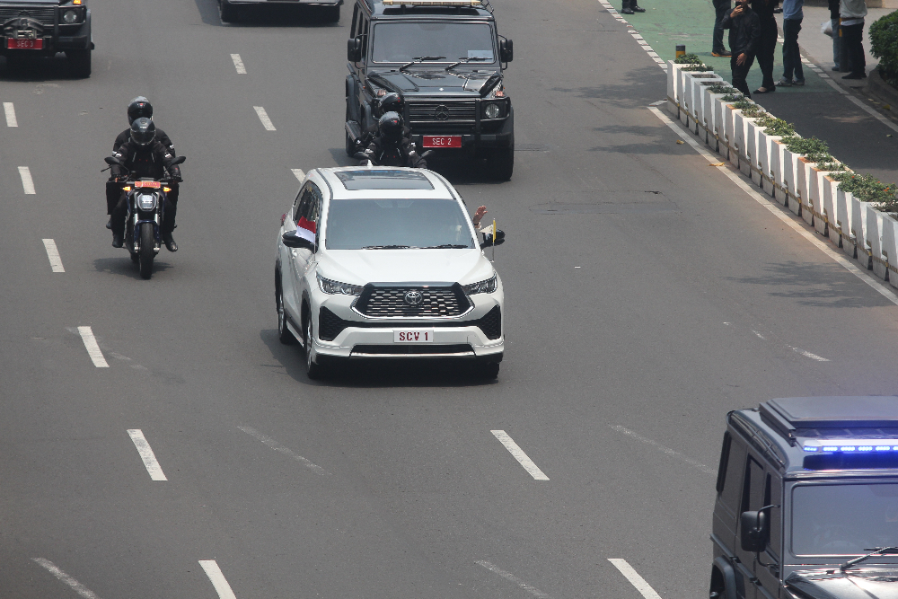 Momen Paus Fransiskus tiba di Jakarta dengan mengendarai Innova Zenix putih dalam kunjungannya di Indonesia. (BeritaNasional/oke atmaja)