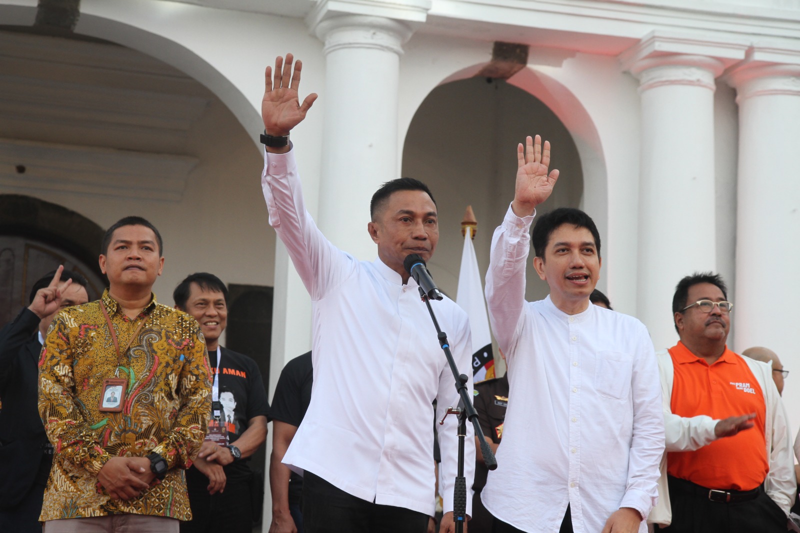 Paslon nomor urut 2 Dharma Pongrekun-Kun Wardana saat deklarasi kampanye damai di Kota Tua, Jakarta Barat. (BeritaNasional/Oke Atmaja)