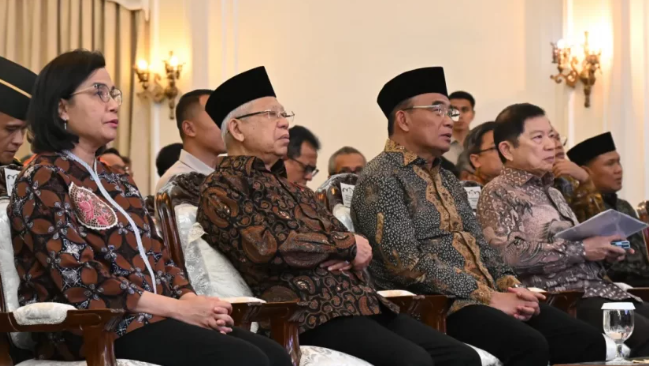 Wapres Ma'ruf Amin (dua dari kiri) duduk sejajar dengan Menkeu Sri Mulyani (kiri) dan menteri lainnya. (Foto/Setwapres)