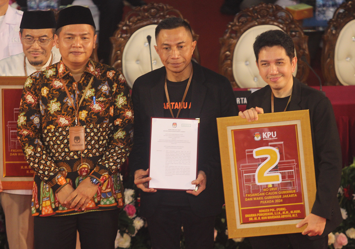 Paslon Dharma Pongrekun-Kun Wardana saat penetapan nomor urut di KPU Jakarta. (BeritaNasional/Oke Atmaja)