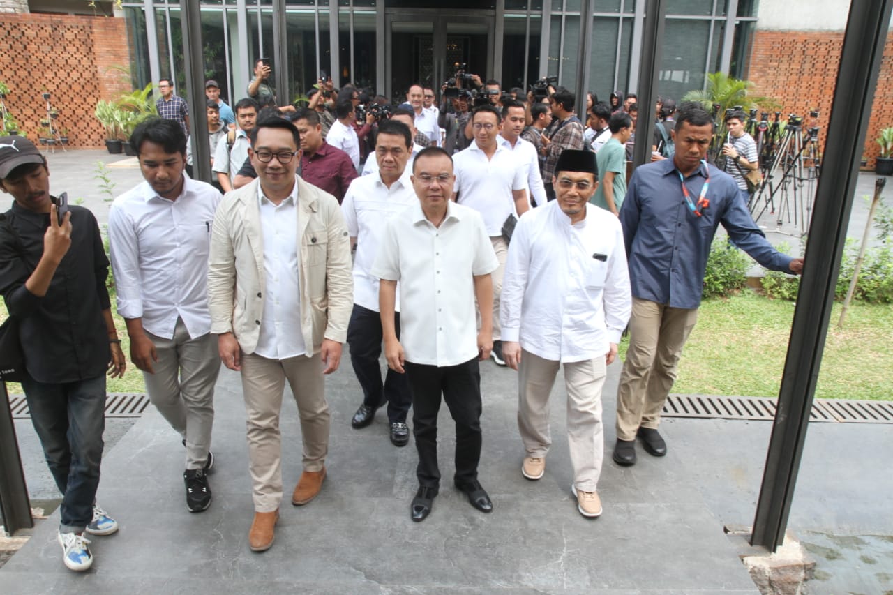 Pasangan Calon Gubernur Jakarta Ridwan Kamil dan Suswono menggelar rapat bersama anggota partai politik Koalisi Indonesia Maju. (BeritaNasional/Oke Atmaja).