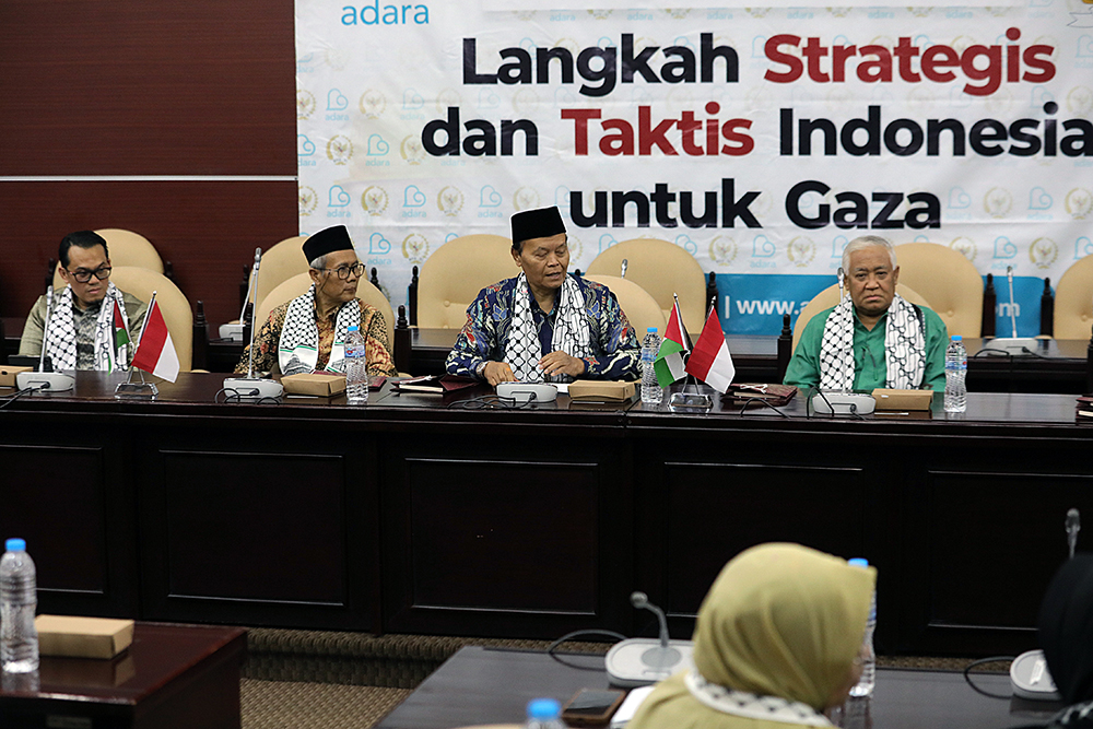 Lembaga kemanusiaan Adara Relief International bersama elemen Majelis Ulama Indonesia (MUI), legislatif, lembaga swadaya masyarakat, serta organisasi masyarakat mendesak pemerintah agar mengirim pasukan perdamaian ke Jalur Gaza, Palestina. (BeritaNasional/Elvis Sendouw)