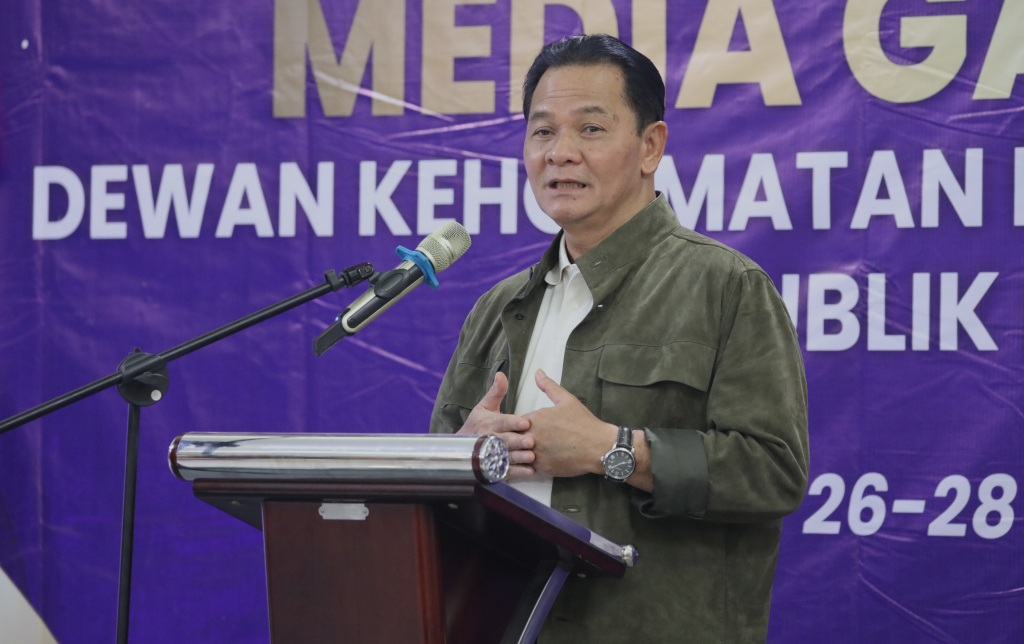 Ketua Dewan Kehormatan Penyelenggara Pemilu (DKPP) Heddy Lukito memberikan pemaparanya saat acara Media Gathering yang digelar DKPP dengan wartawan di Bogor, Jawa Barat, Kamis (26/9/2024). (BeritaNasional.com/Oke Atmaja)