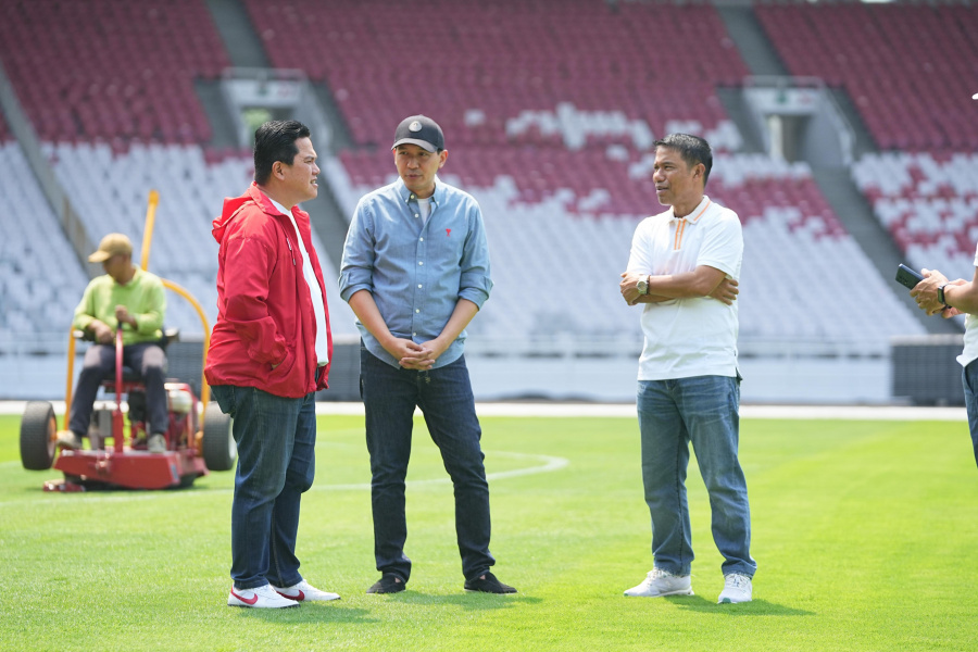 Ketua Umum PSSI Erick Thohir saat meninjau GBK. (Foto/PSSI).