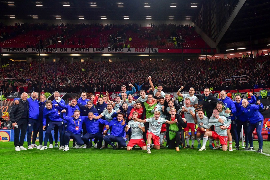 FC Twente saat bertandinga ke Old Trafford melawan Manchester United. (Foto/X/FC Twente).