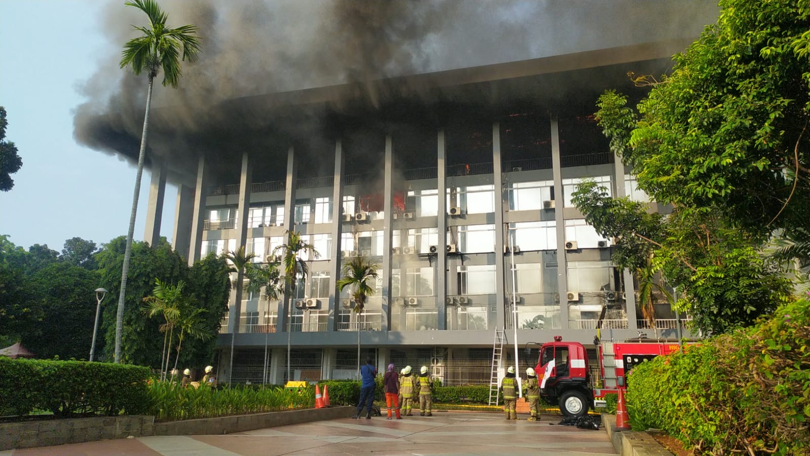 Gedung Bakamla terbakar. (BeritaNasional/Oke Atmaja).