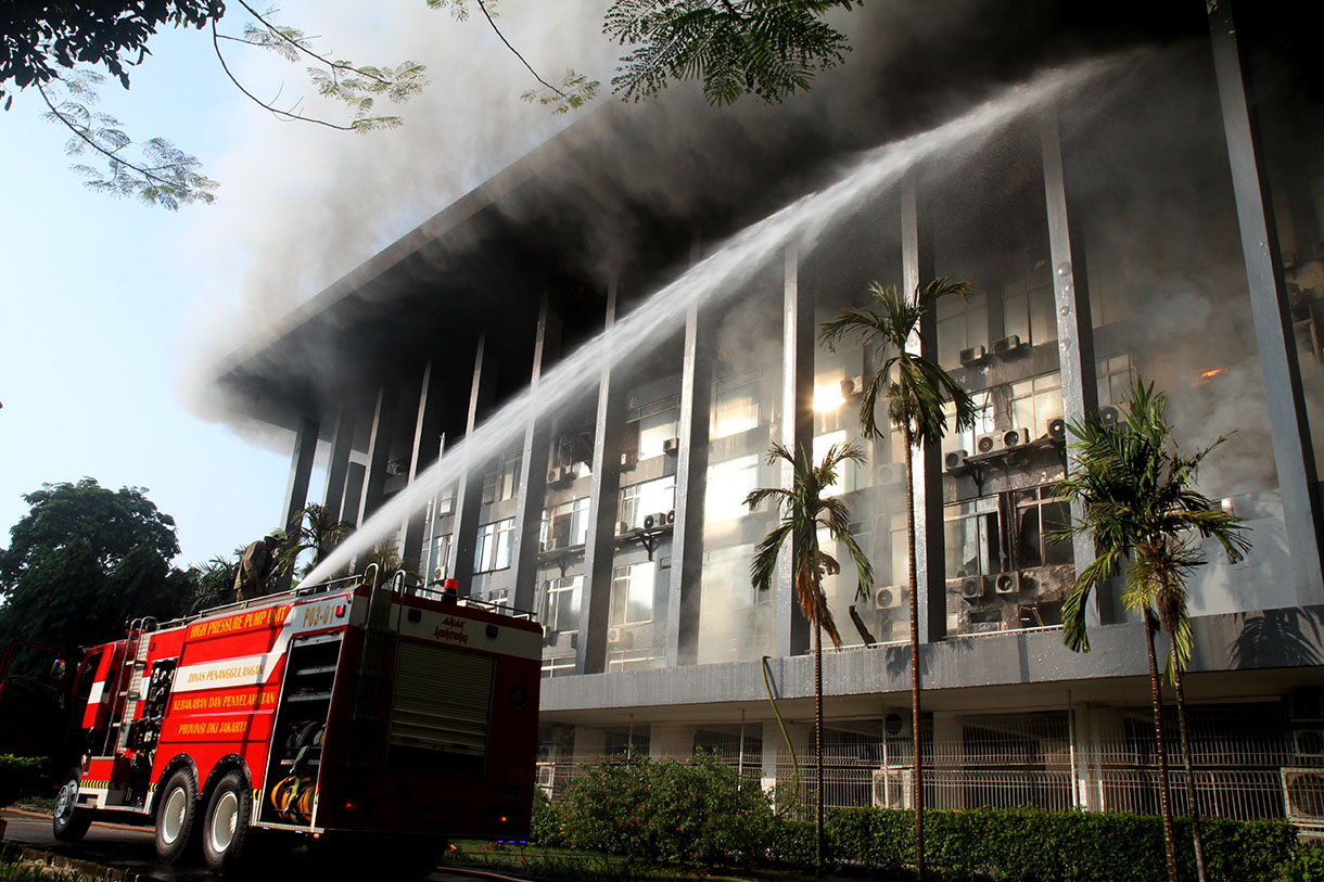 Petugas pemadam kebakaran sedang memadamkan api di Gedung Bakamla, Jakarta, Minggu (29/9/2024).  (BeritaNasional.com/Oke Atmaja)