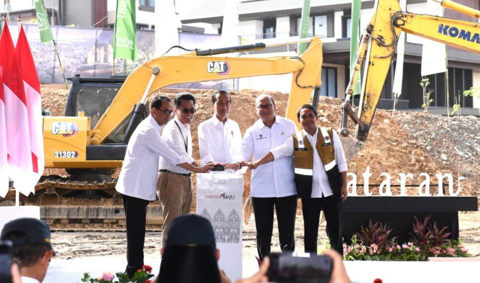 Presiden Joko Widodo melaksanakan peletakan batu pertama untuk proyek Teras Hutan Ibu Kota Nusantara oleh Plataran. (BeritaNasional/Doc. Setkab)