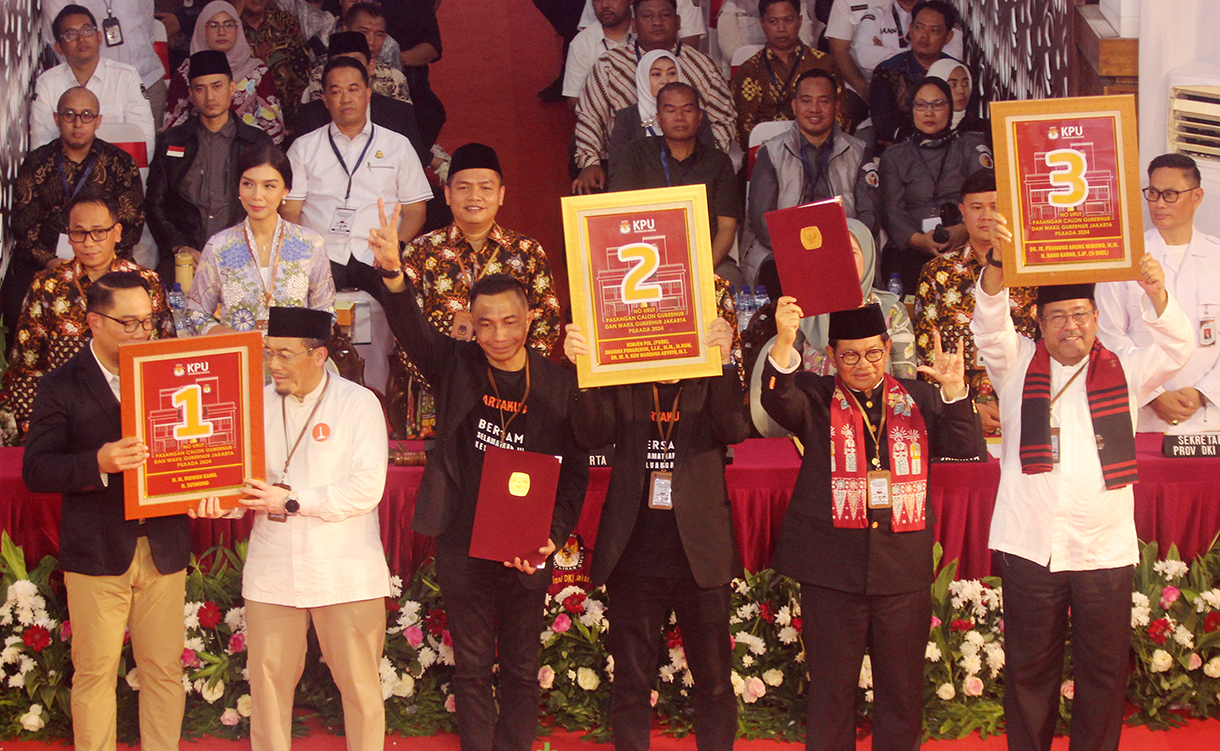 Pasangan calon gubenur-calon wakil gubernur Jakarta saat mengambil nomor urut. (BeritaNasional/ho/Oke Atmaja).