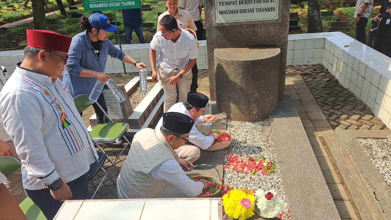 RK-Suswono Ziarah ke Makam MH Thamrin, Fatimah, Benyamin S hingga Haji Lulung. (BeritaNasional/Lydia).