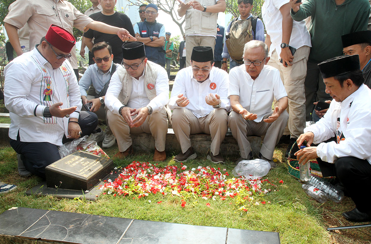 Pasangan calon Gubernur dan Calon Wakil Gubernur DKI Jakarta Ridwan Kamil-Suswono berdoa di makam Beyamin Sueb saat melakukan ziarah ke TPU Karet Bivak, Jakarta Pusat, Rabu (25/9).(BeritaNasional.com/ho/ Oke Atmaja)