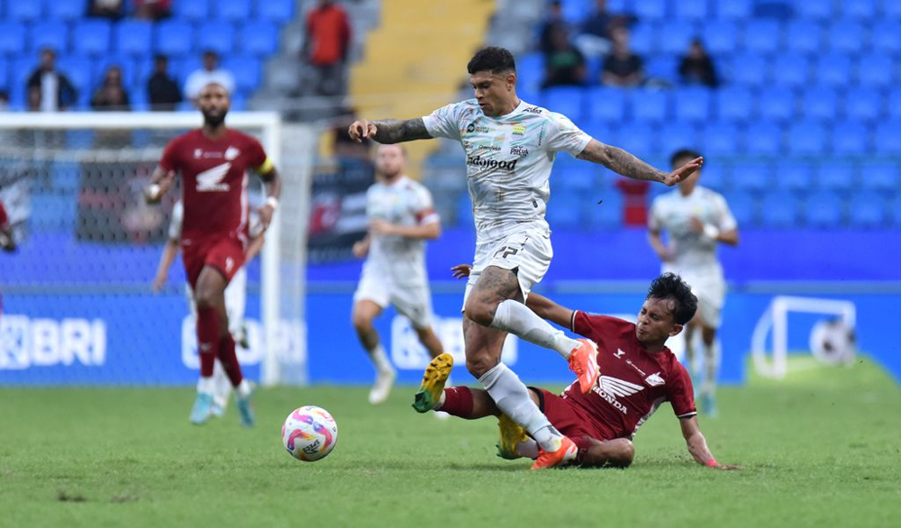 Pertadingan Liga 1 antara PSM vs Persib di Stadion Batakan. (Foto/Persib)