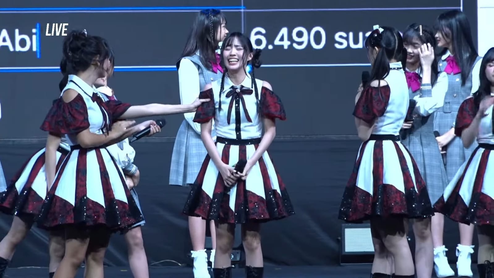 Salah satu member Ella JKT48 setelah diumumkan sementara Senbatsu Sousenkyo. (Foto/Youtube JKT48)