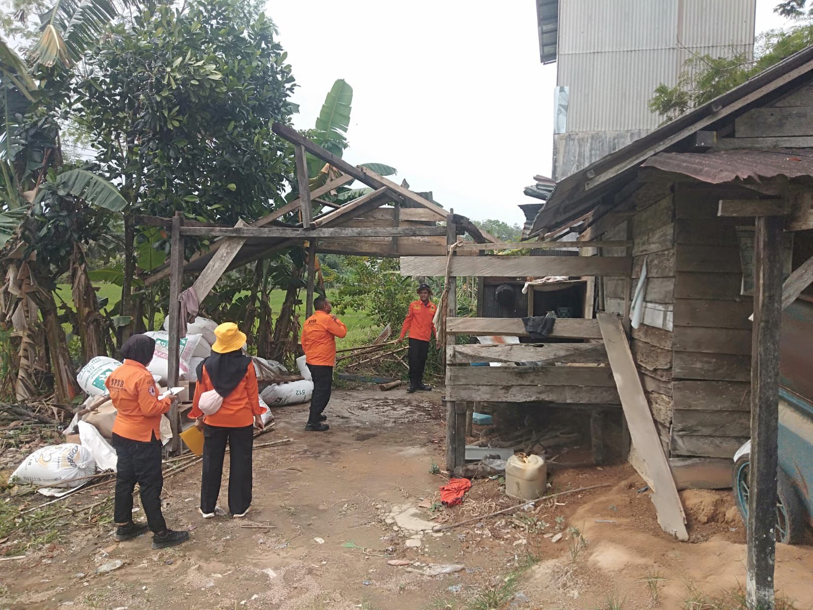 Rumah rusak akibat hujan disertai angin kencang di Penajam Paser, Kaltim. (Foto/BNPB).