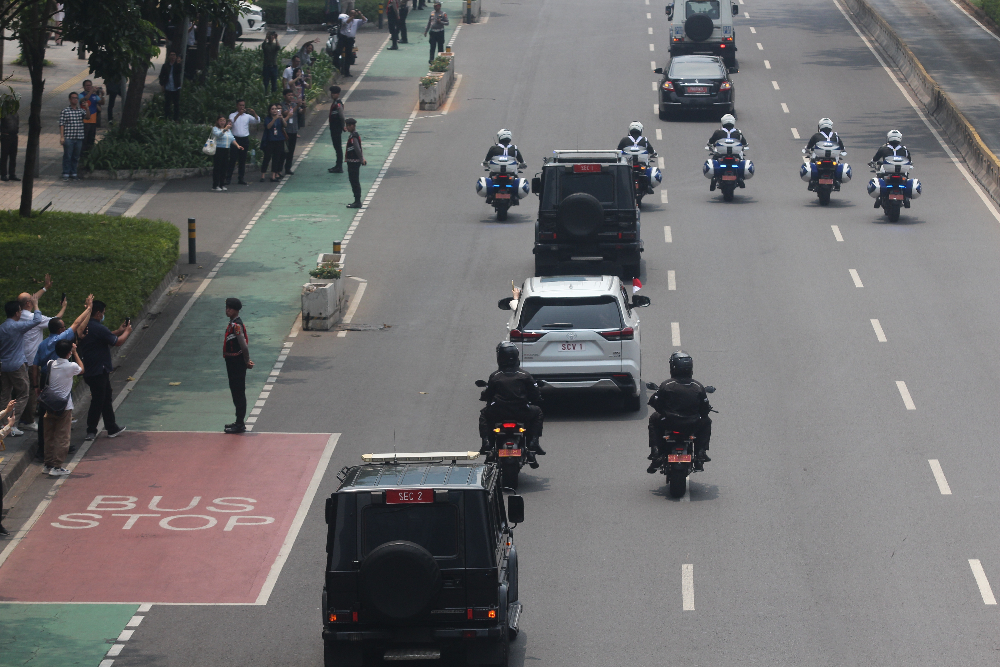 Mobil yang membawa Pemimpin Gereja Katolik Dunia Paus Fransiskus melintasi Jalan Jenderal Sudirman, Jakarta, Selasa (3/9/2024). (BeritaNasional/Oke Atmaja)