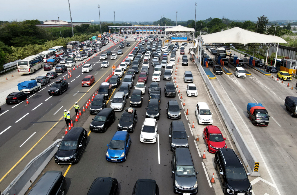 Arus lalu lintas kendaraan di gerbang tol Cikampek Utama. (BeritaNasional/Elvis).