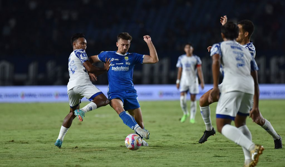 Gelandang Persib Bandung Mateo Kocijan saat menghadapi PSIS di Liga 1. (Foto/Persib)