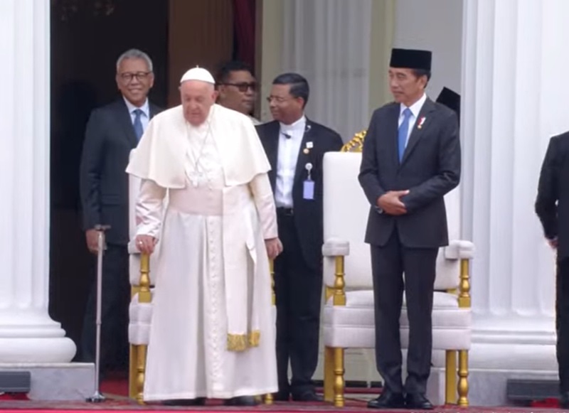 Paus Fransiskus ditemani Presiden Jokowi (Foto/Youtube Sekretariat Presiden)