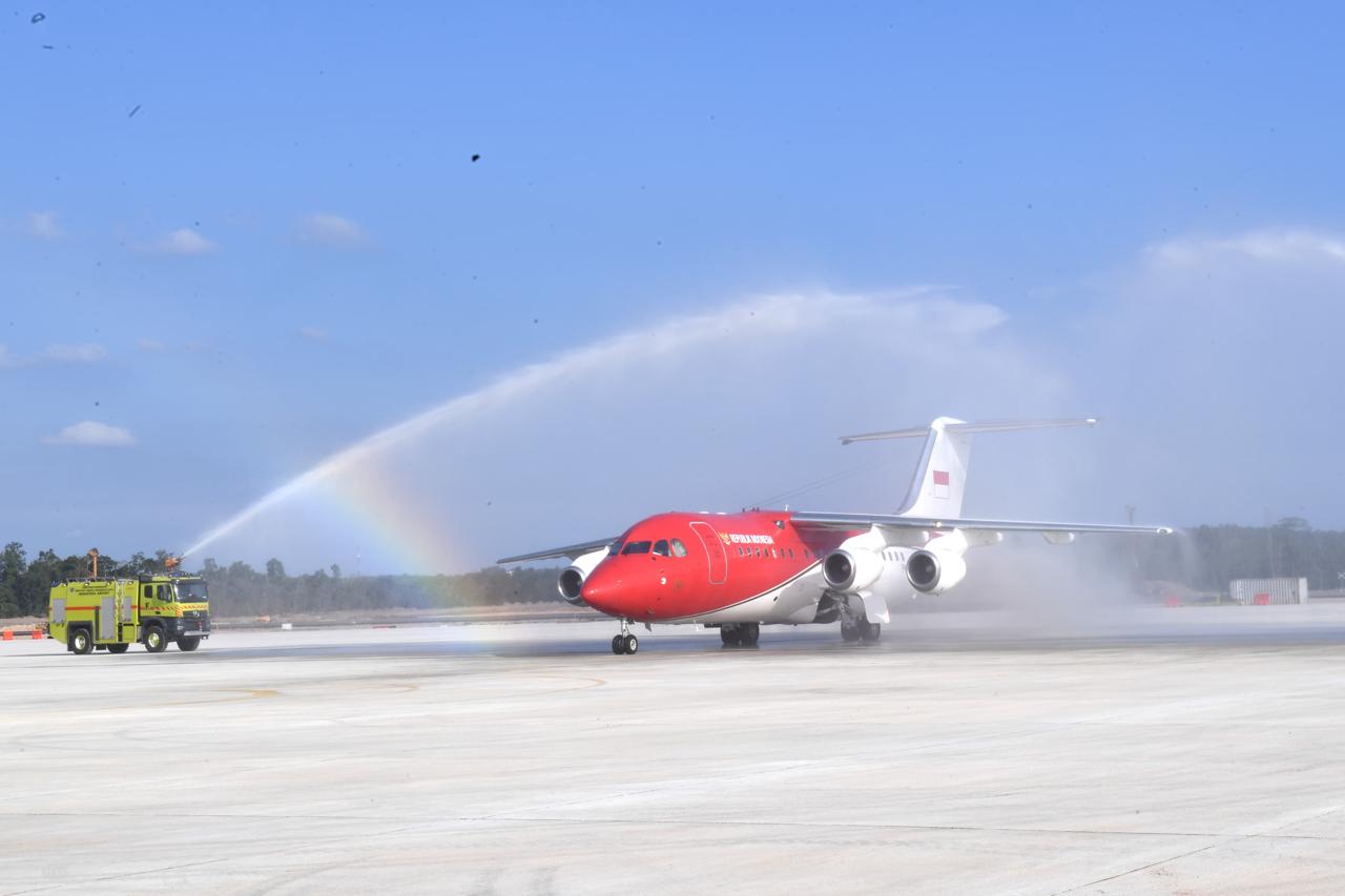 - Presiden Joko Widodo (Jokowi) melakukan pendaratan perdana di Bandara Nusantara. (Foto/BPMI).