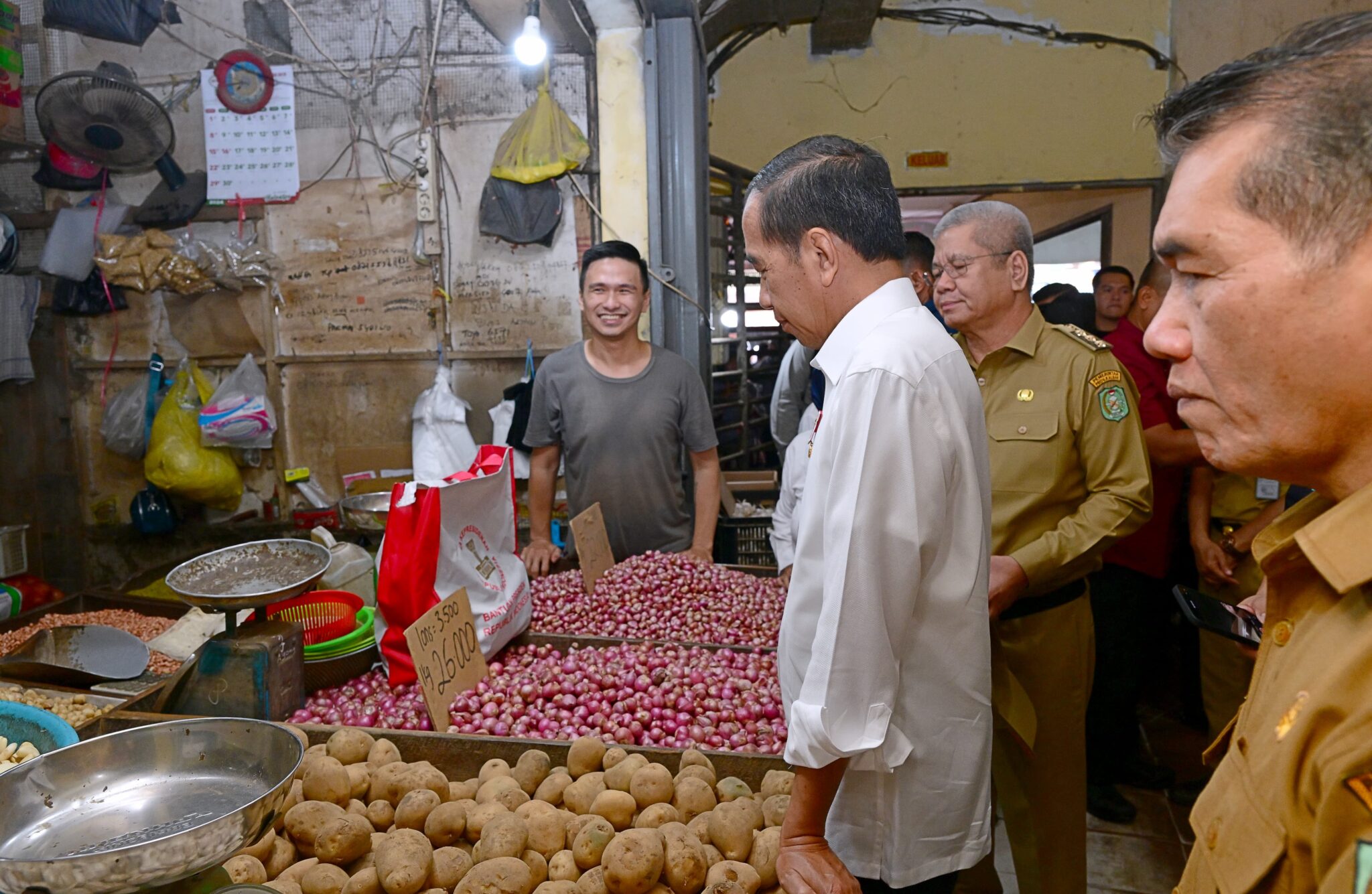 Presiden Jokowi saat berkunjung ke pasar Mawar, Pontianak. (Foto/BPMI).