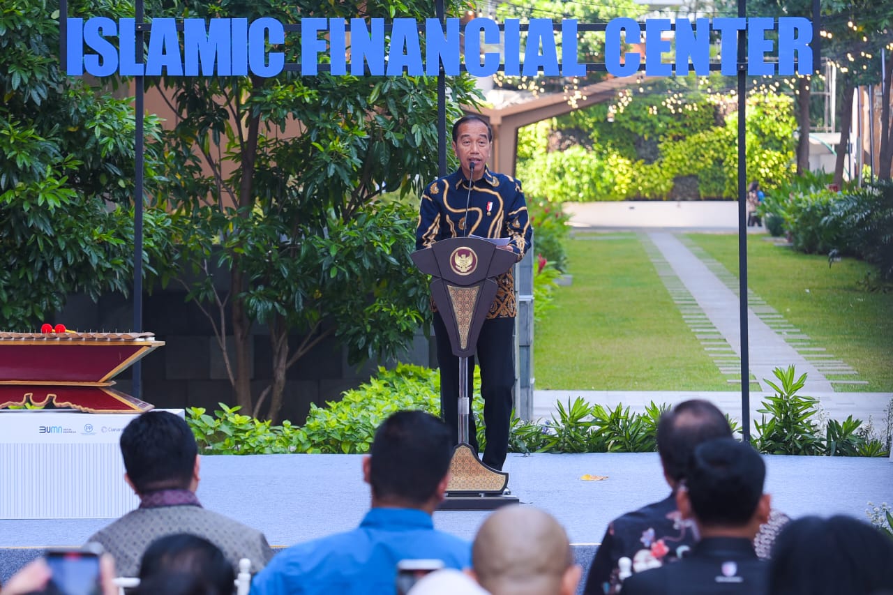 Presiden Jokowi meresmikan Kawasan Indonesia Islamic Financial Center. (Foto/BPMI).